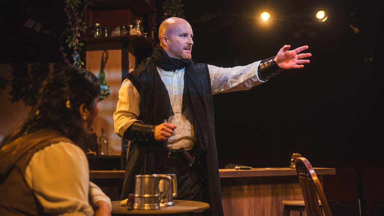 Критик J. Wynn Rousuck оценил постановку «Таверны» в Spotlighters Theatre