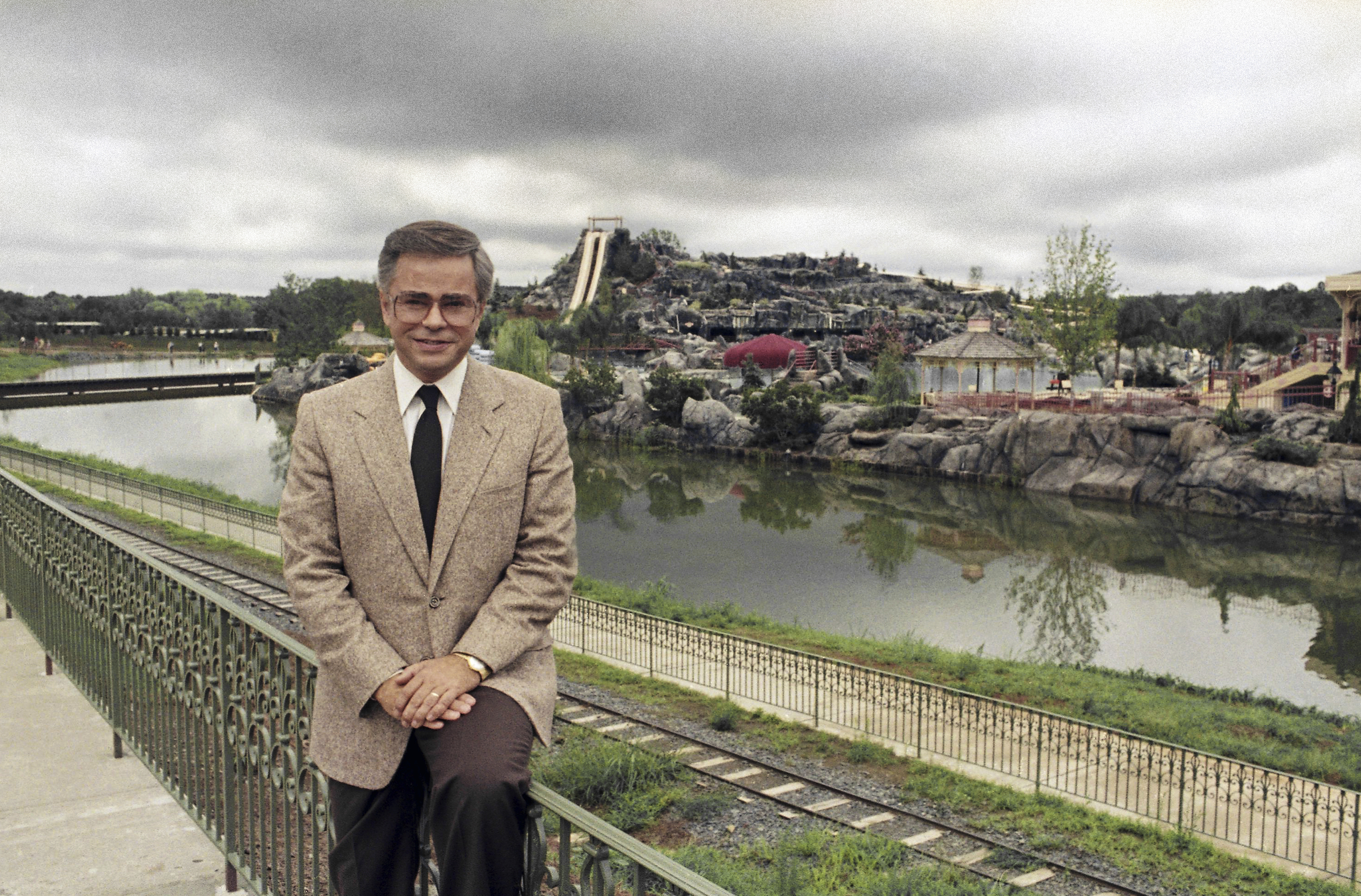 Jim Bakker , who built PTL Club televangelism empire , has died at 86