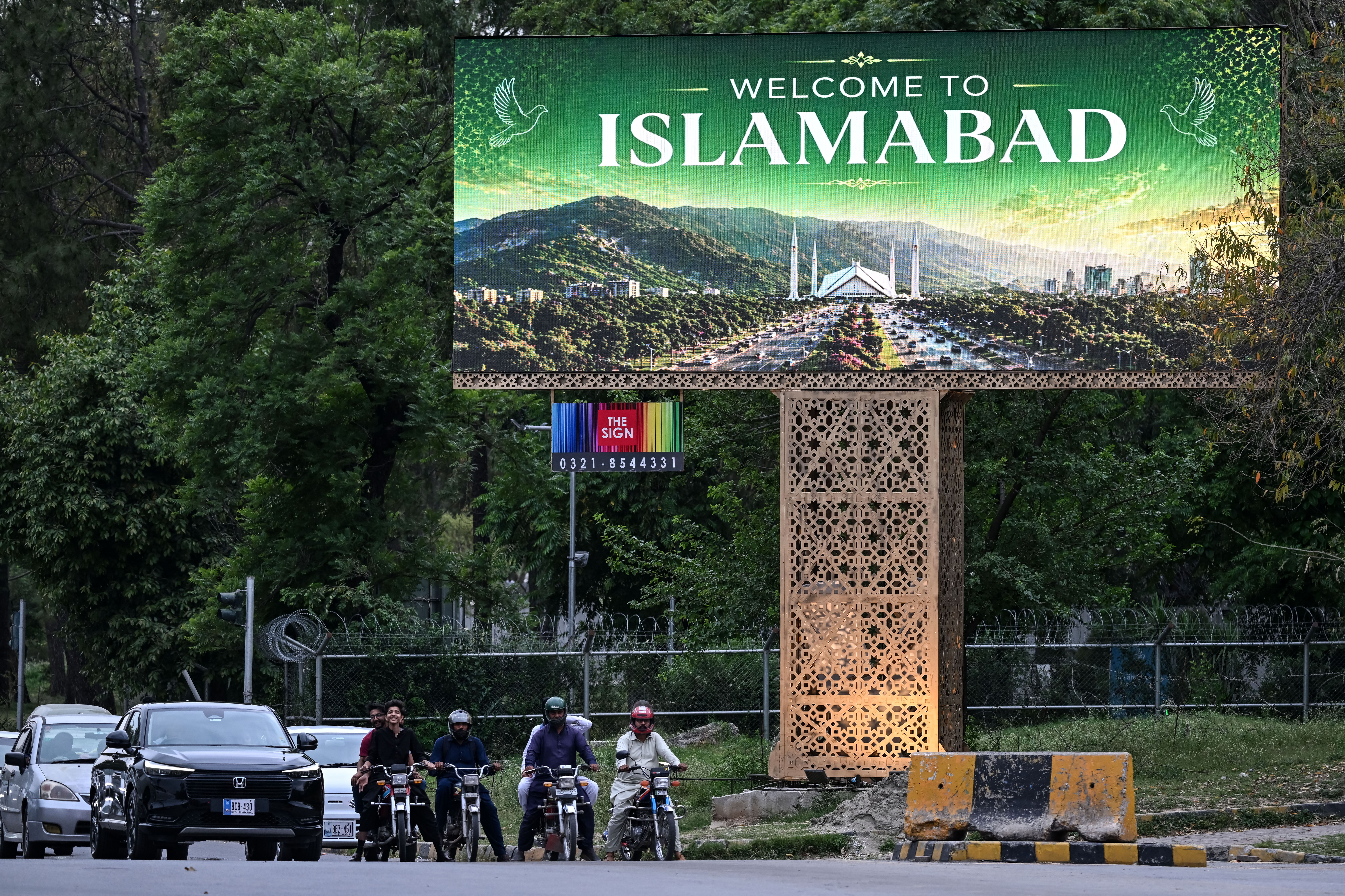Security personnel and diplomatic transit in Pakistan
