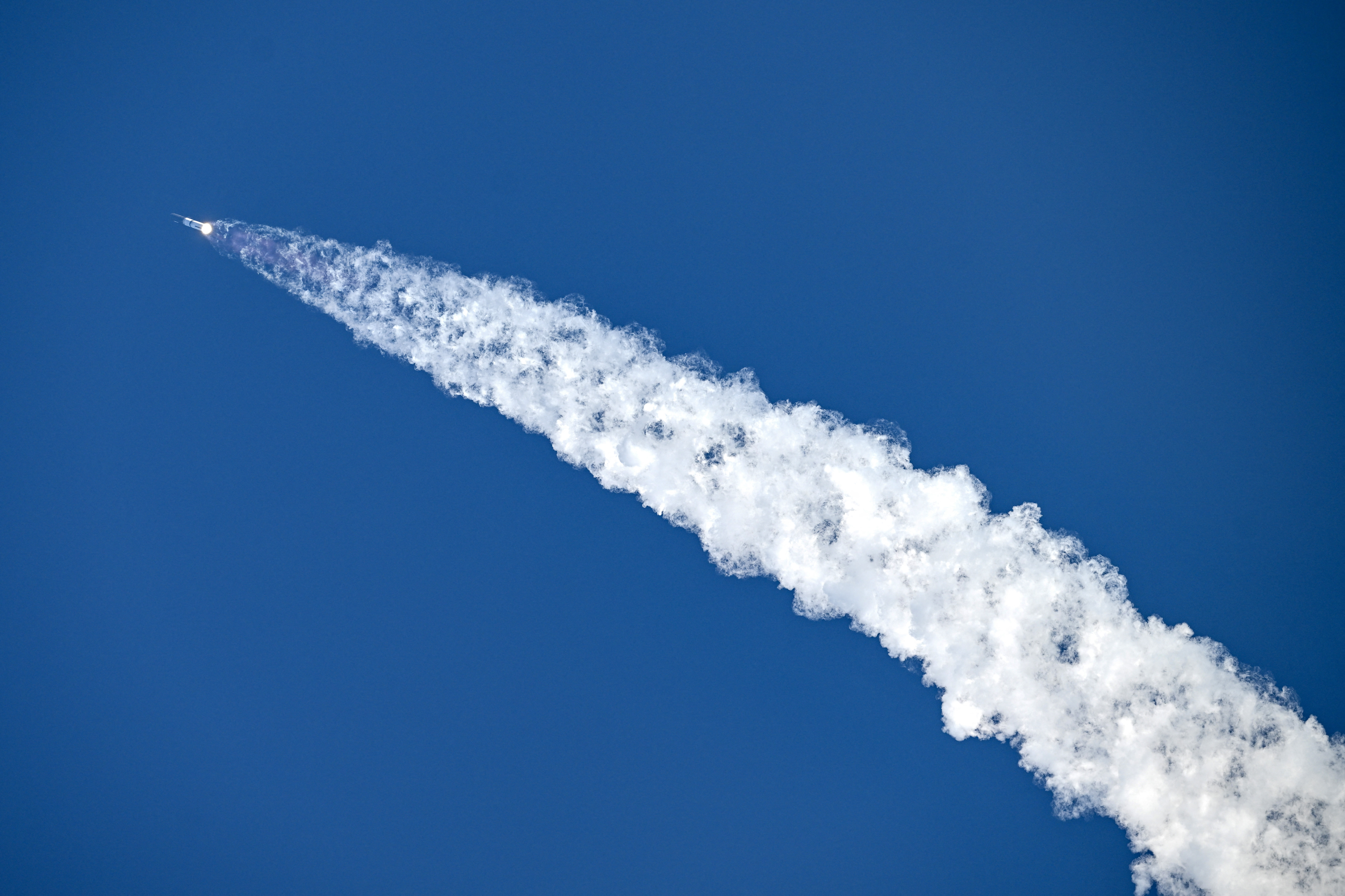 SpaceX stock lifts off , rising 25 % in the first few minutes of trading