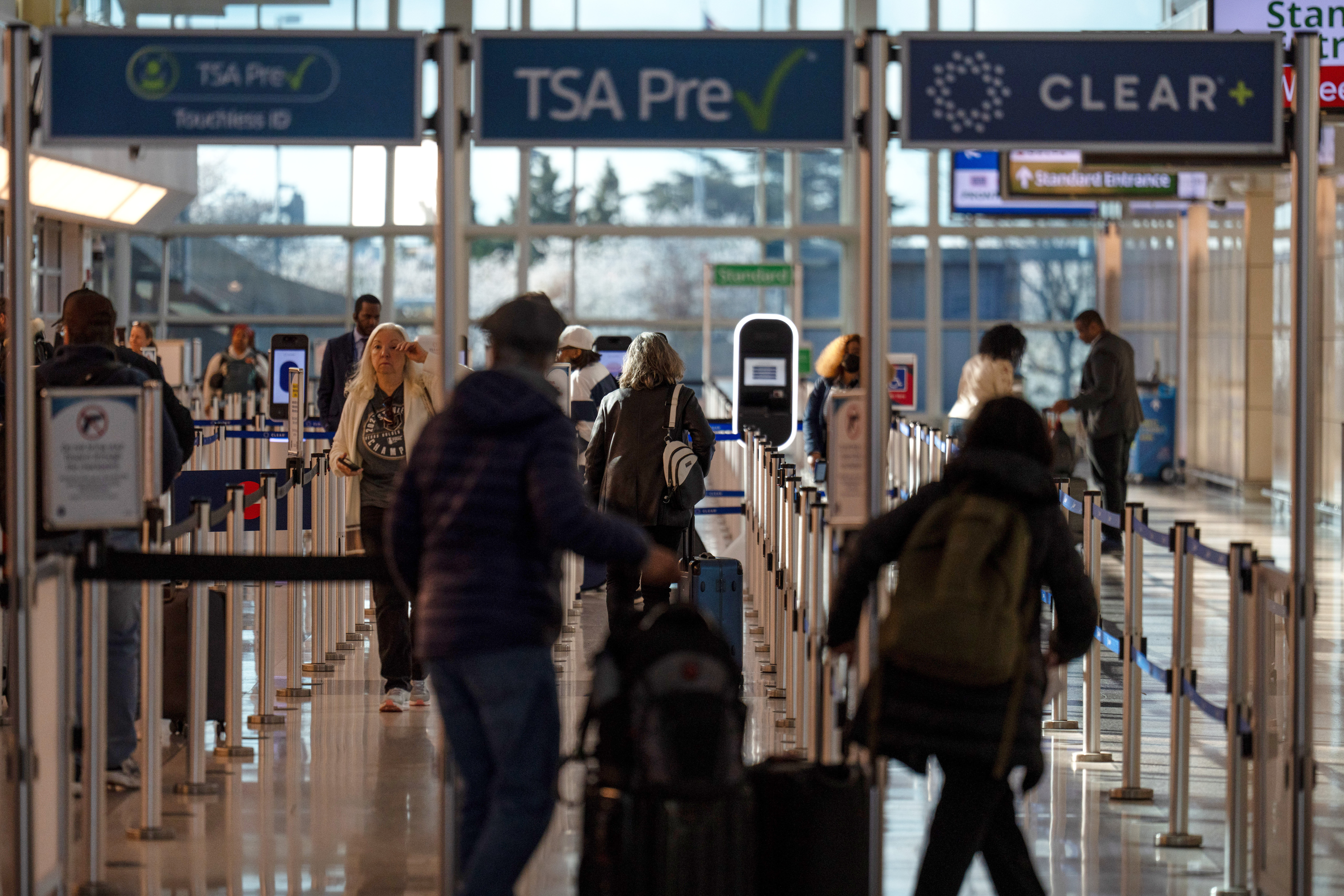 TSA, 25 Yıl Sonra Biletli Olmayan Bazı Kişilere Kapı Erişimini Geri Getiriyor