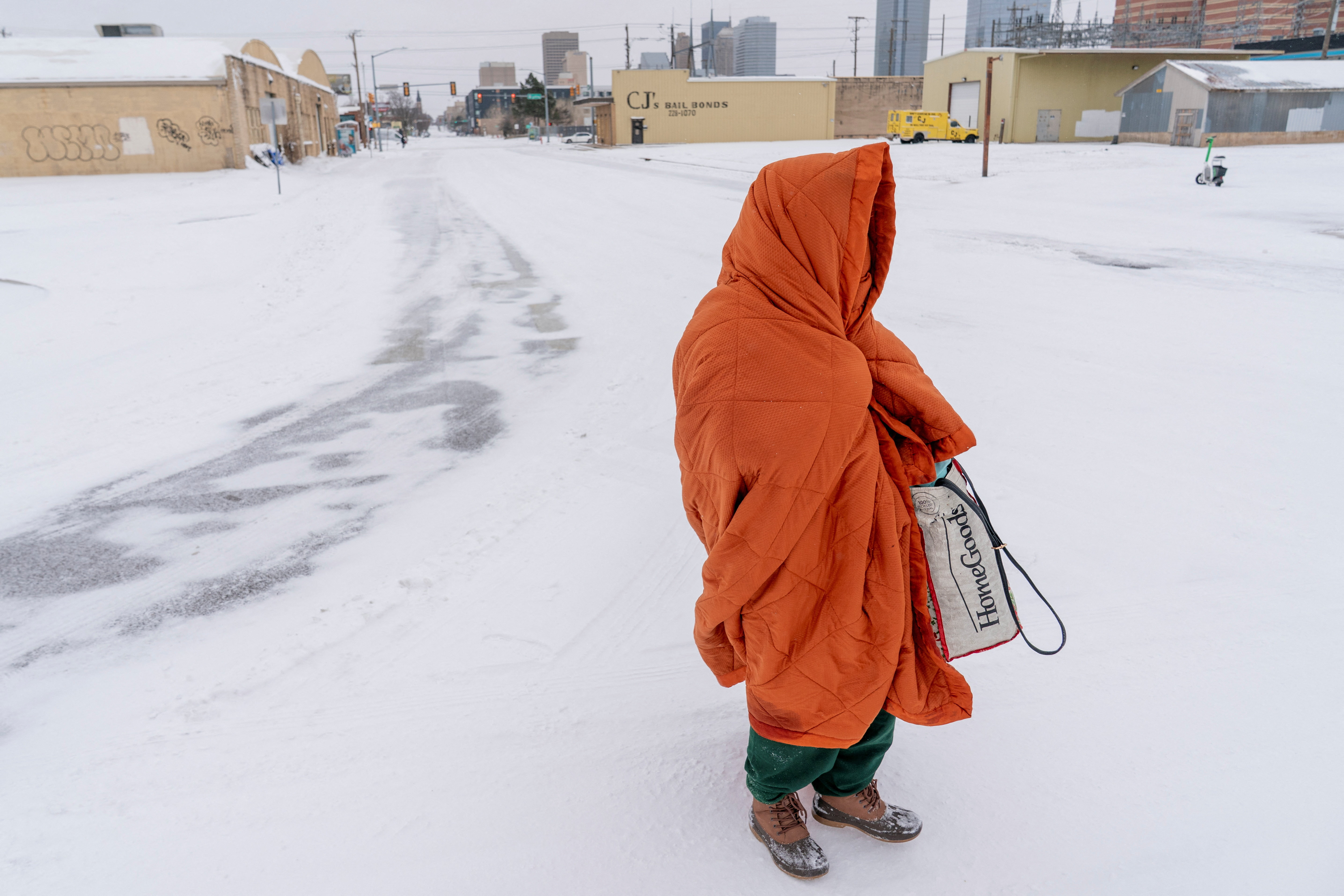 Photos : Massive winter storm sweeps across the U . S . 