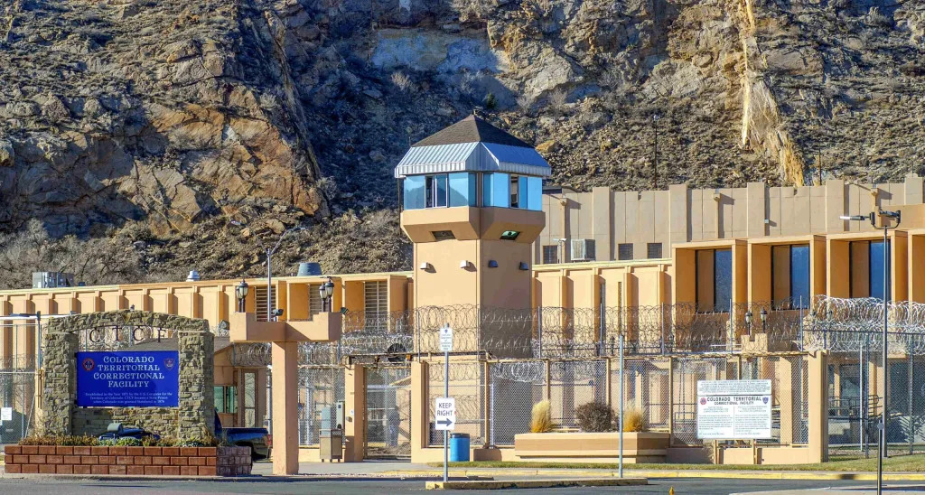 Colorado lawmakers reverse course , approve funding for new prison beds