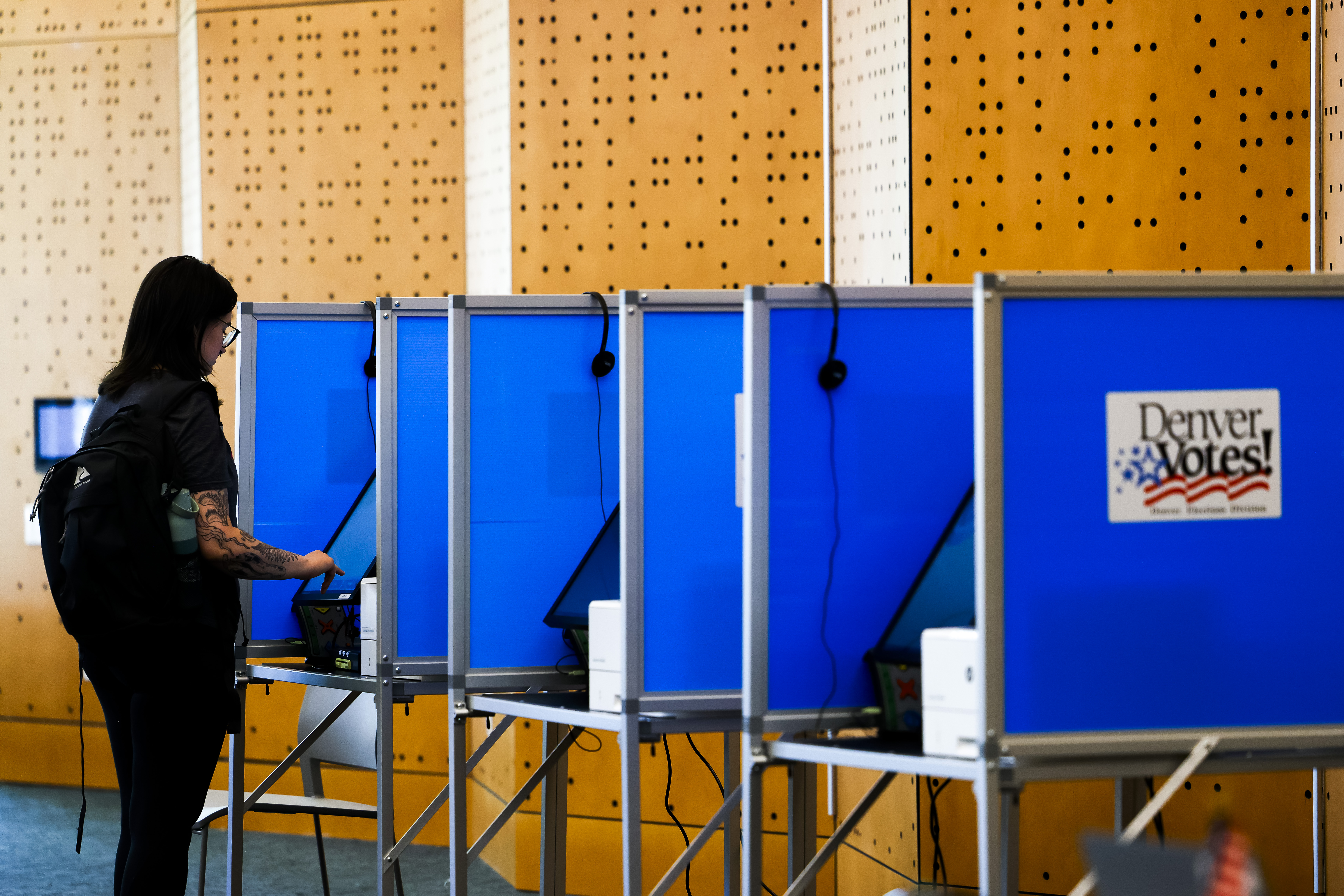 聯邦執法進駐投票所：美國民主選舉信任的最後防線崩解中