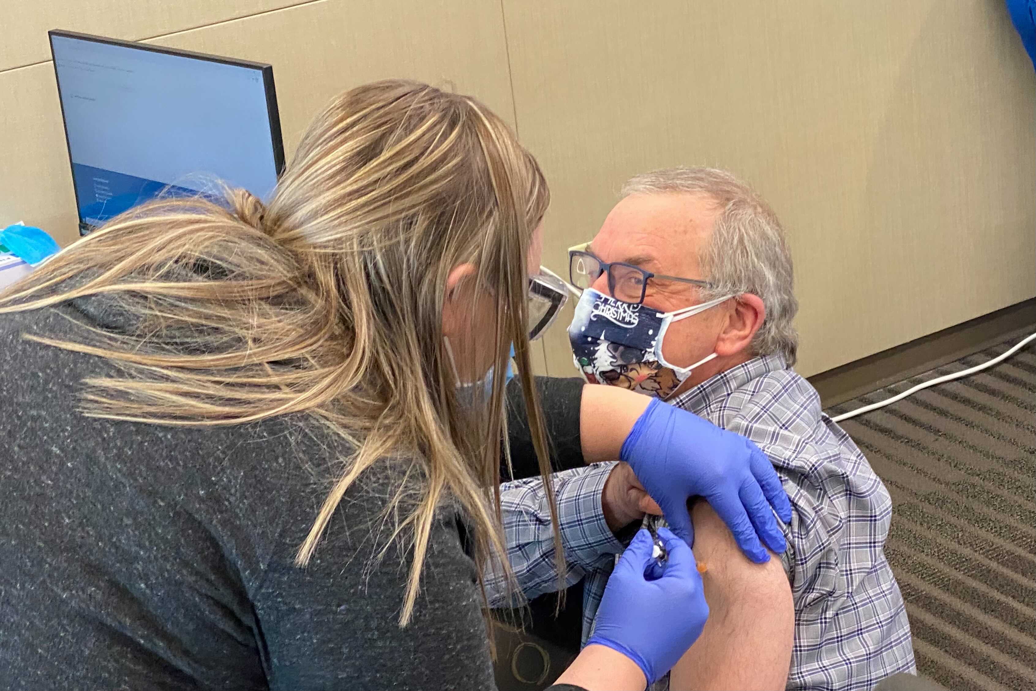 'They Save Lives' — West Virginia Healthcare Workers Line Up To Get First Vaccine Doses - Vimarsana News