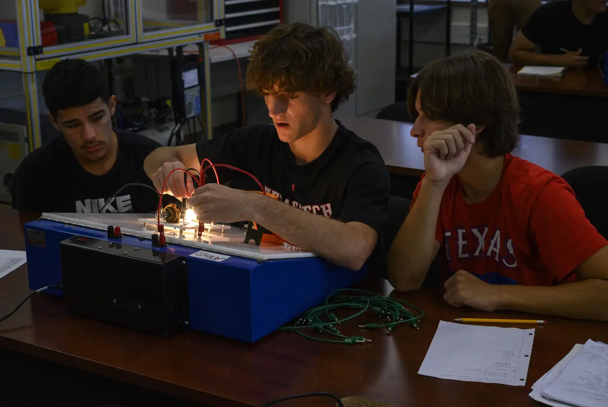 An effort to prepare West Texas students to work in the oil and gas industry is expanding - Vimarsana News