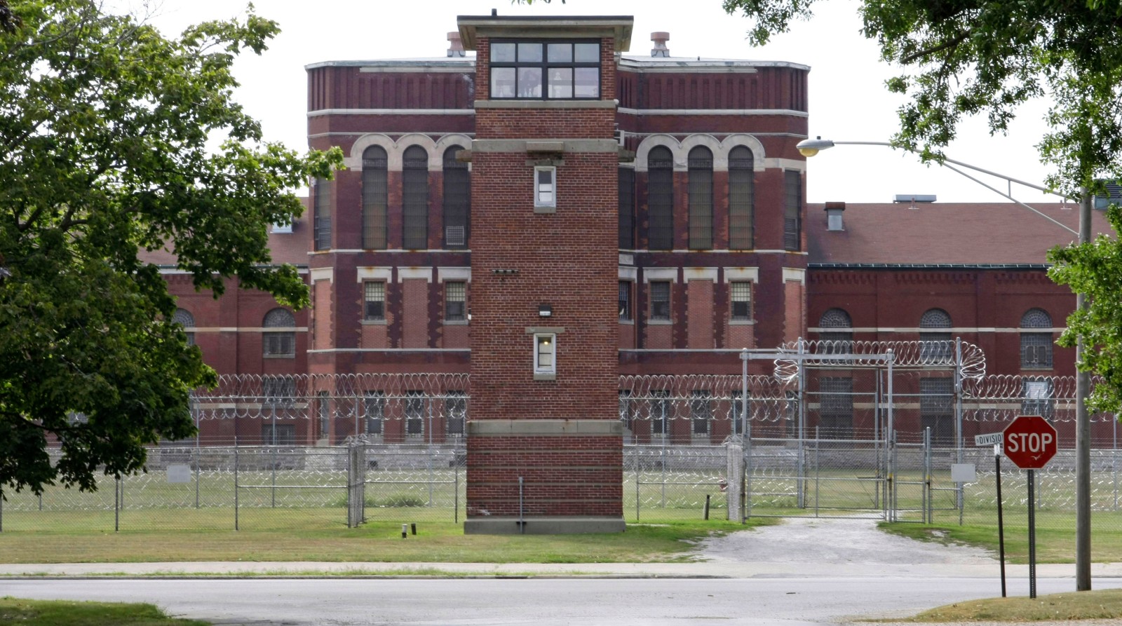 The Illinois EPA has issued drinking water violation notices to 10 state-run prisons - Vimarsana News