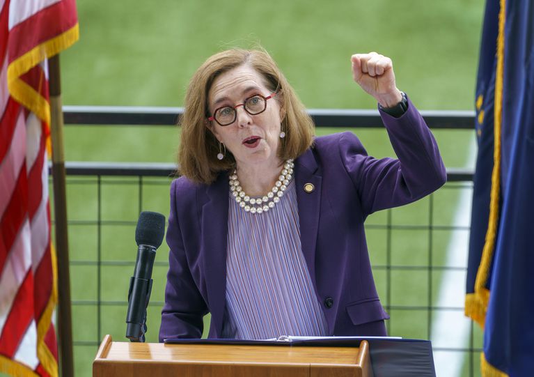 Gov. Kate Brown hosts ceremony to honor loss, resilience in Oregon as state reopens - Vimarsana News