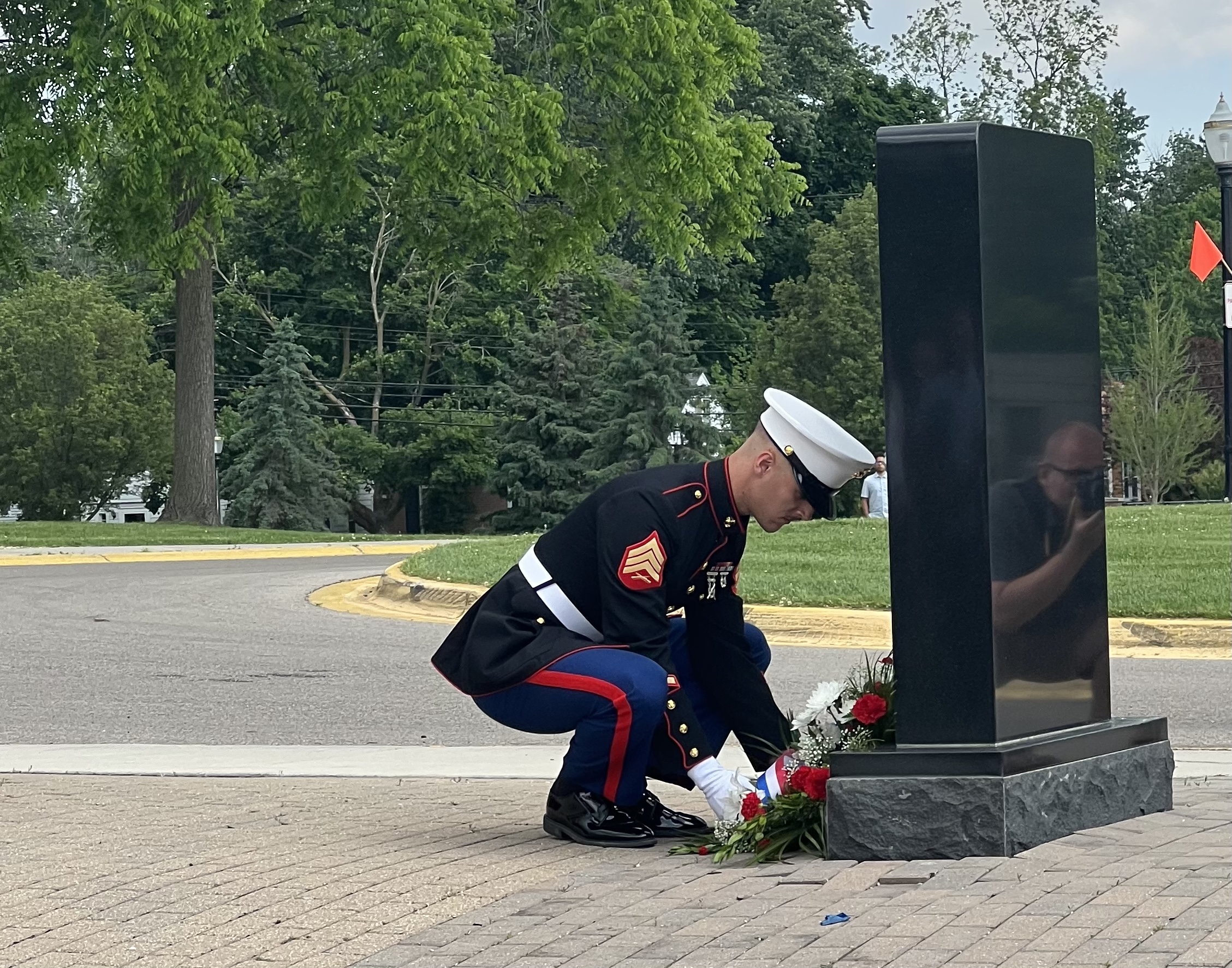 Michigan National Guard and Marines lay ceremonial wreaths in East Lansing for Memorial Day - Vimarsana News