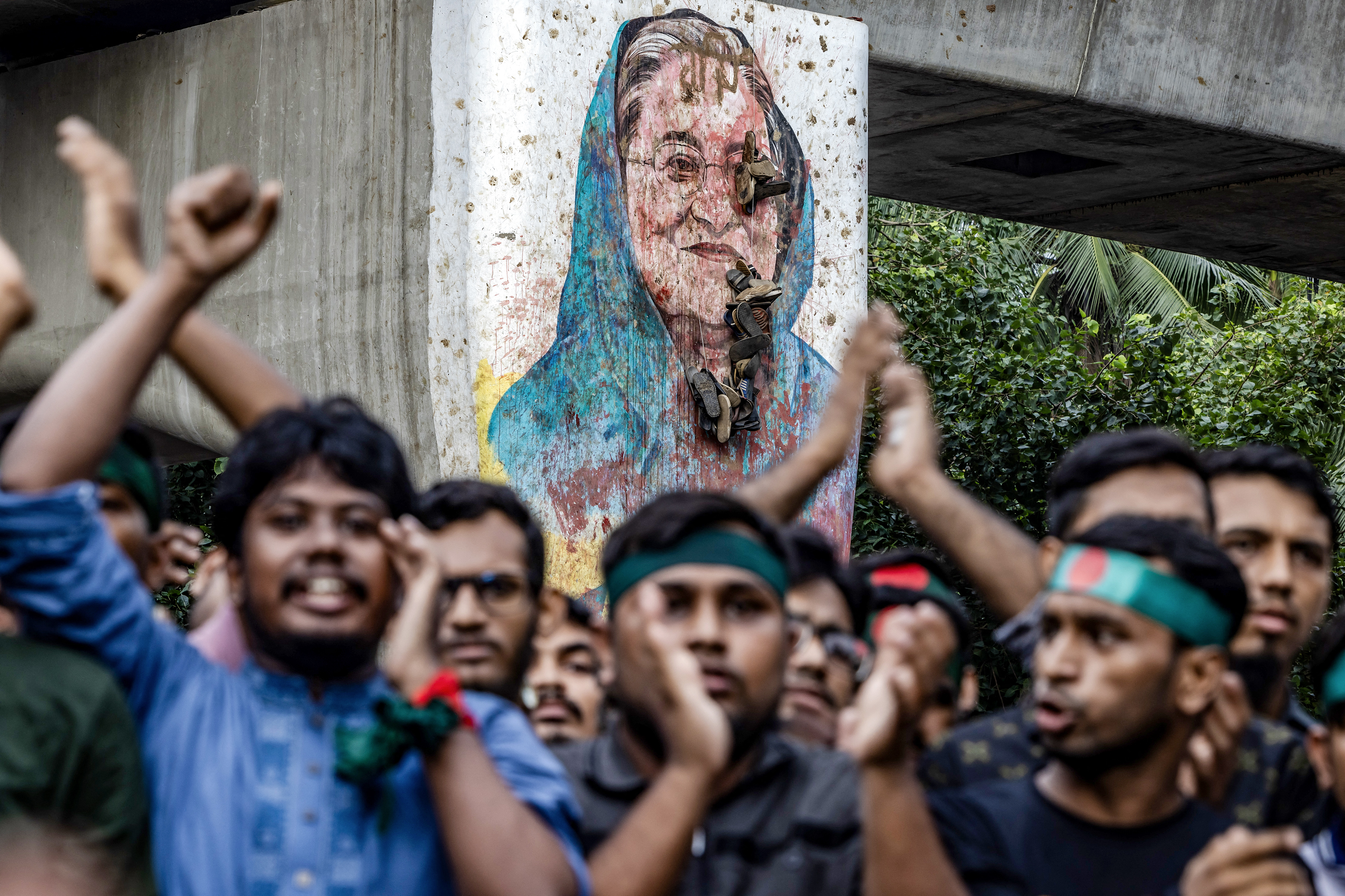 Ginger ráhúzza a vizes lepedőt a bangladesi miniszterelnökre, aki az adás végére lemond és Indiába menekül
