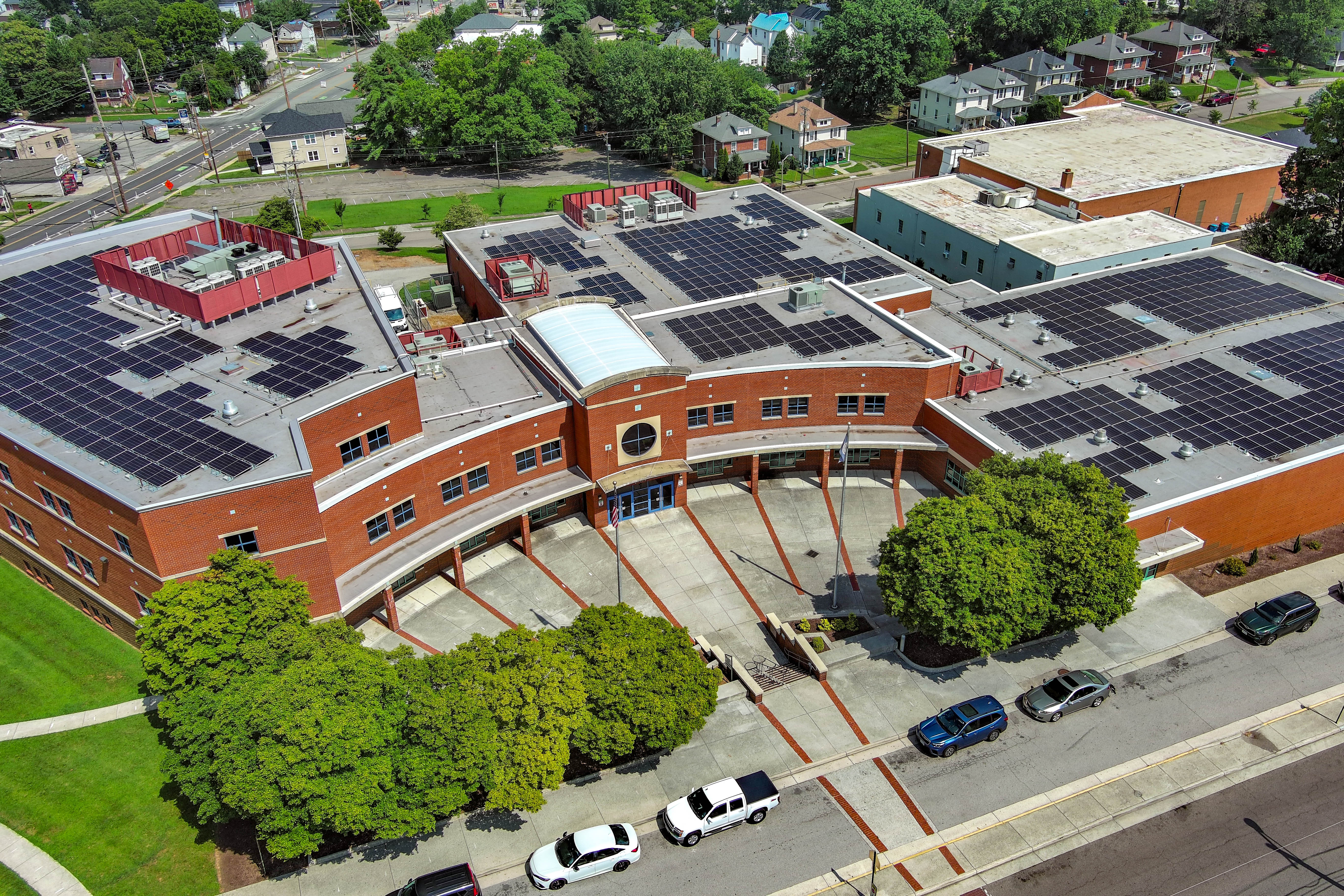 Las escuelas de Roanoke usan energía solar y baterías