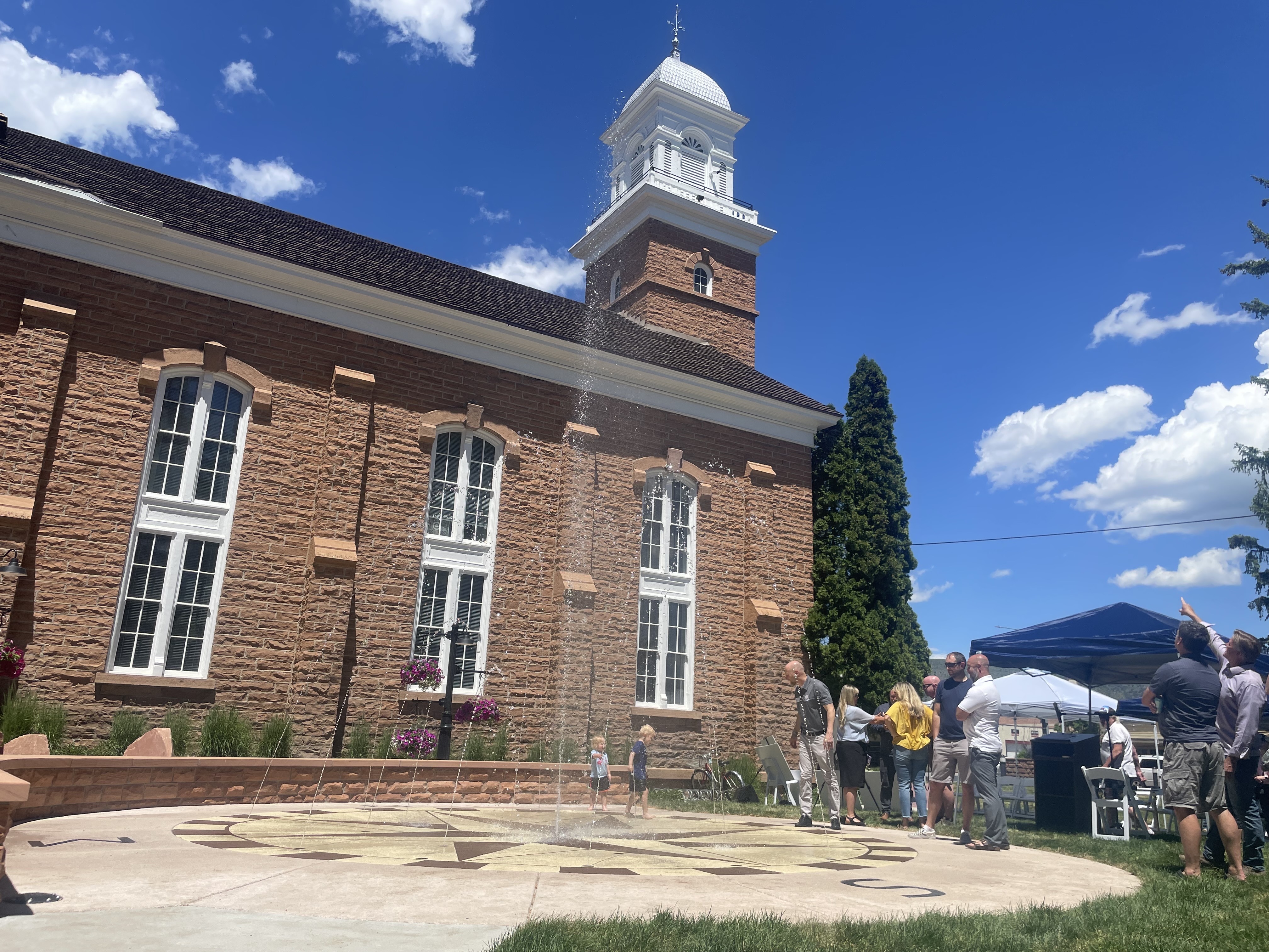 Heber rededicates city hall, celebrates new fountain - Vimarsana News