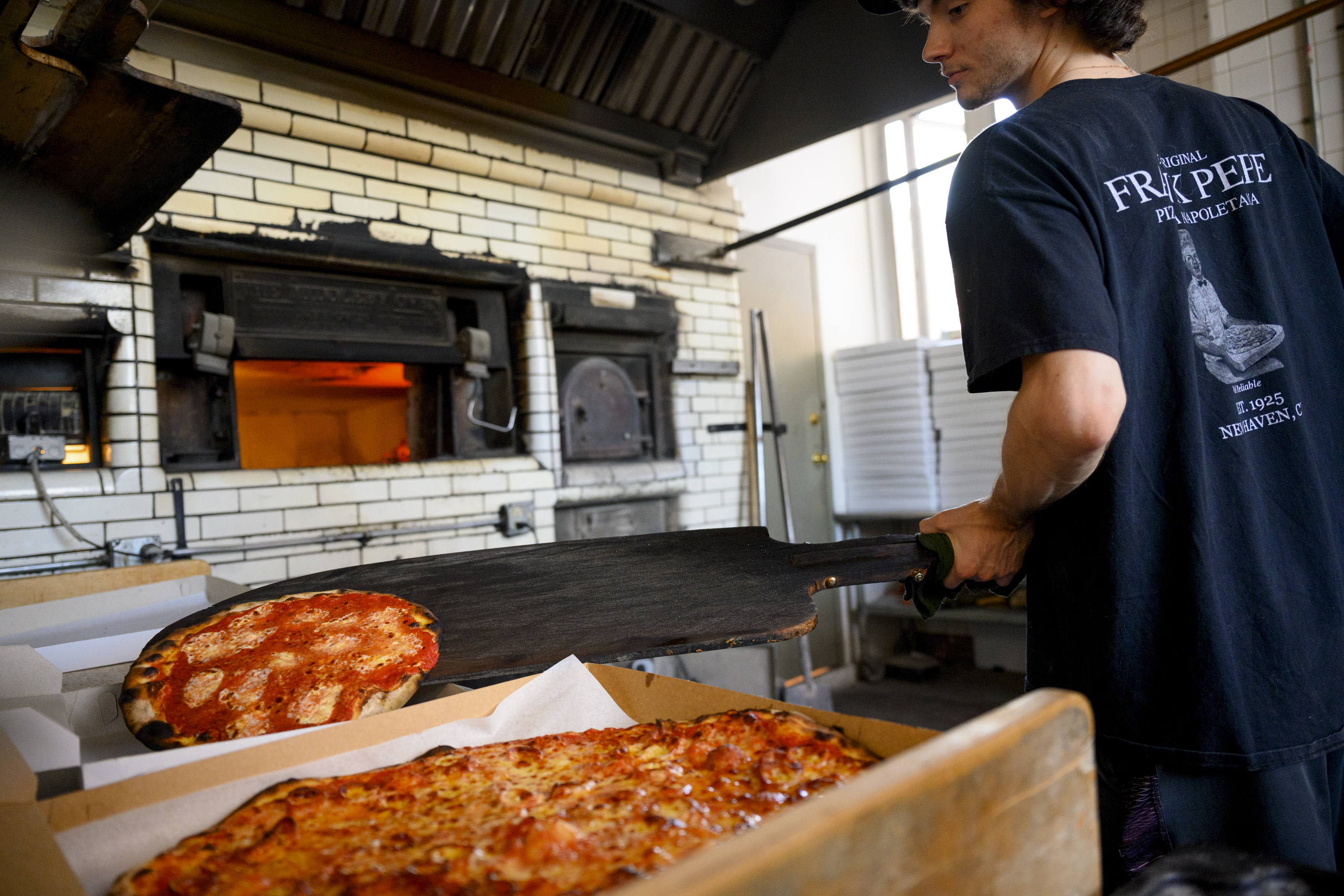 All aboard the apizza jet! Entourage of CT pizza fanatics fly to US Capitol - Vimarsana News