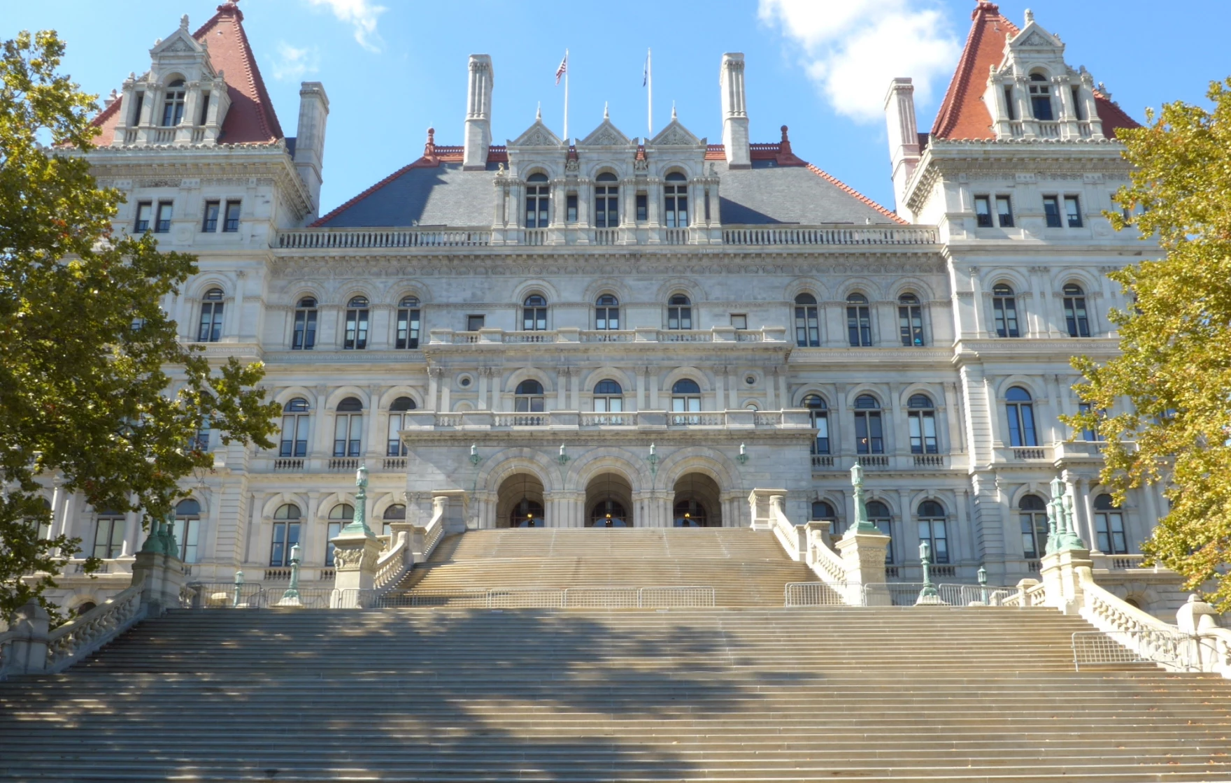 New York lawmakers consider internet algorithm ban, data protection for minors - Vimarsana News