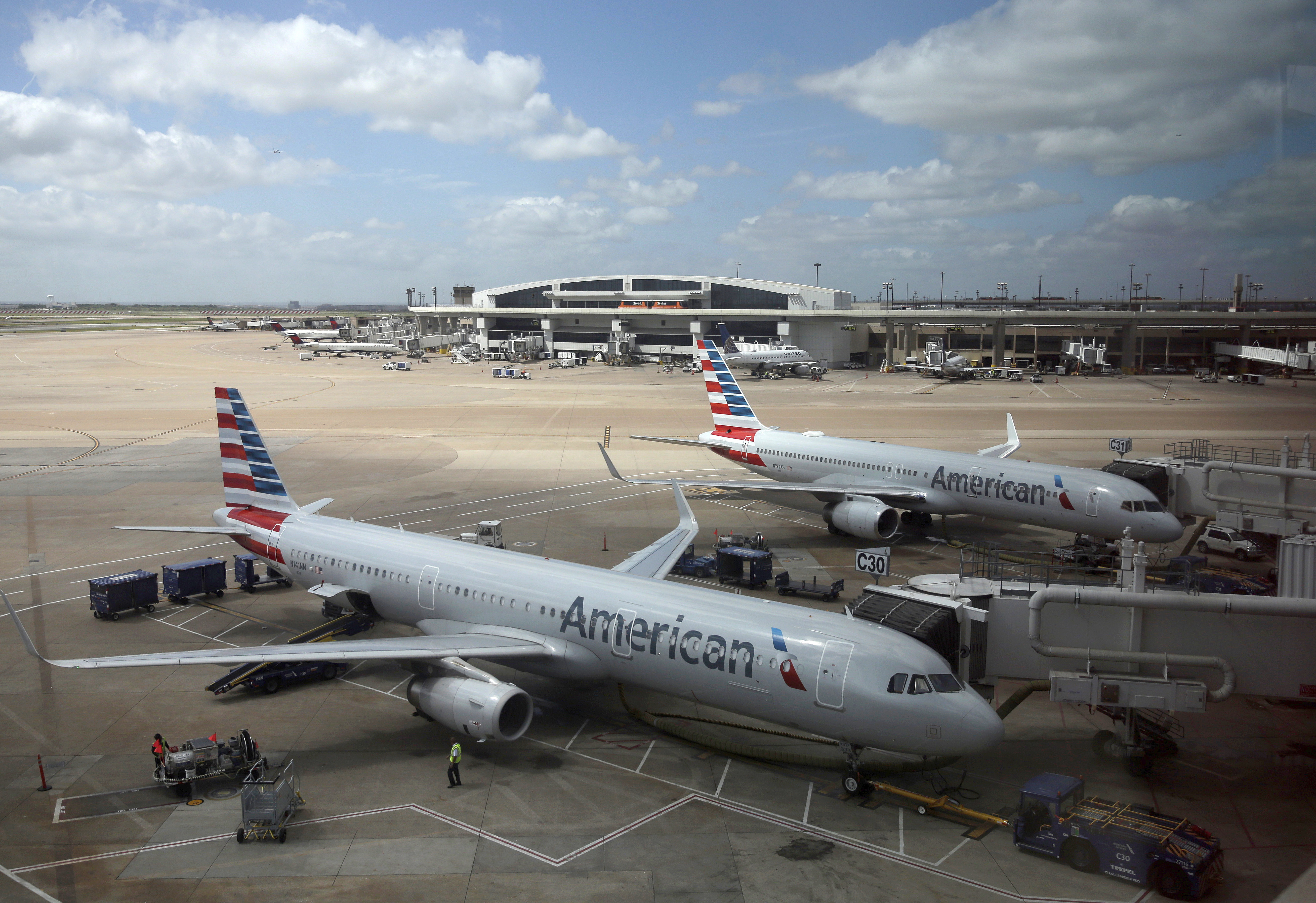 American Airlines faces a discrimination suit after removing 8 Black men from flight - Vimarsana News