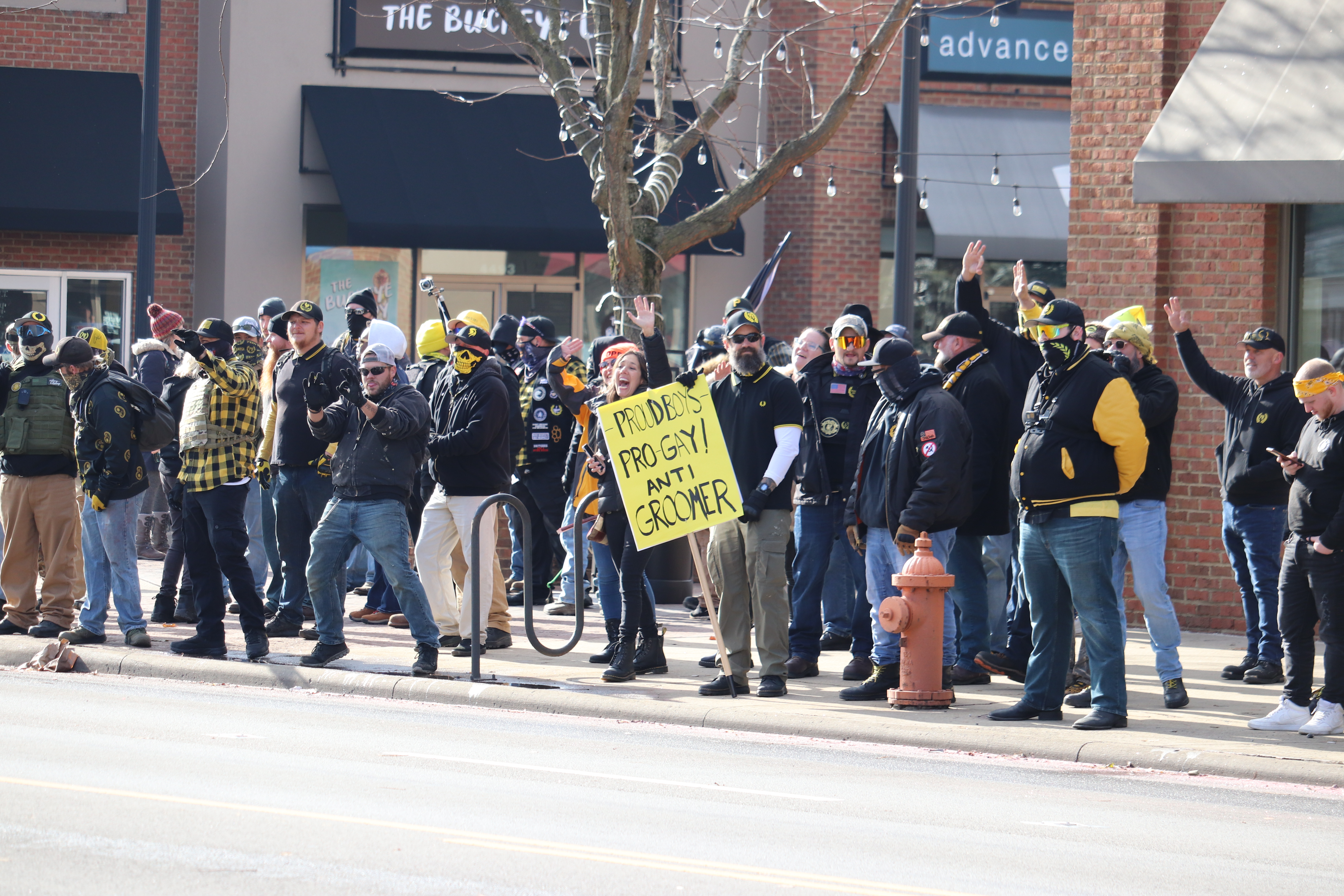 Columbus police chief stands behind officer who high-fived a Proud Boy member during protest - Vimarsana News