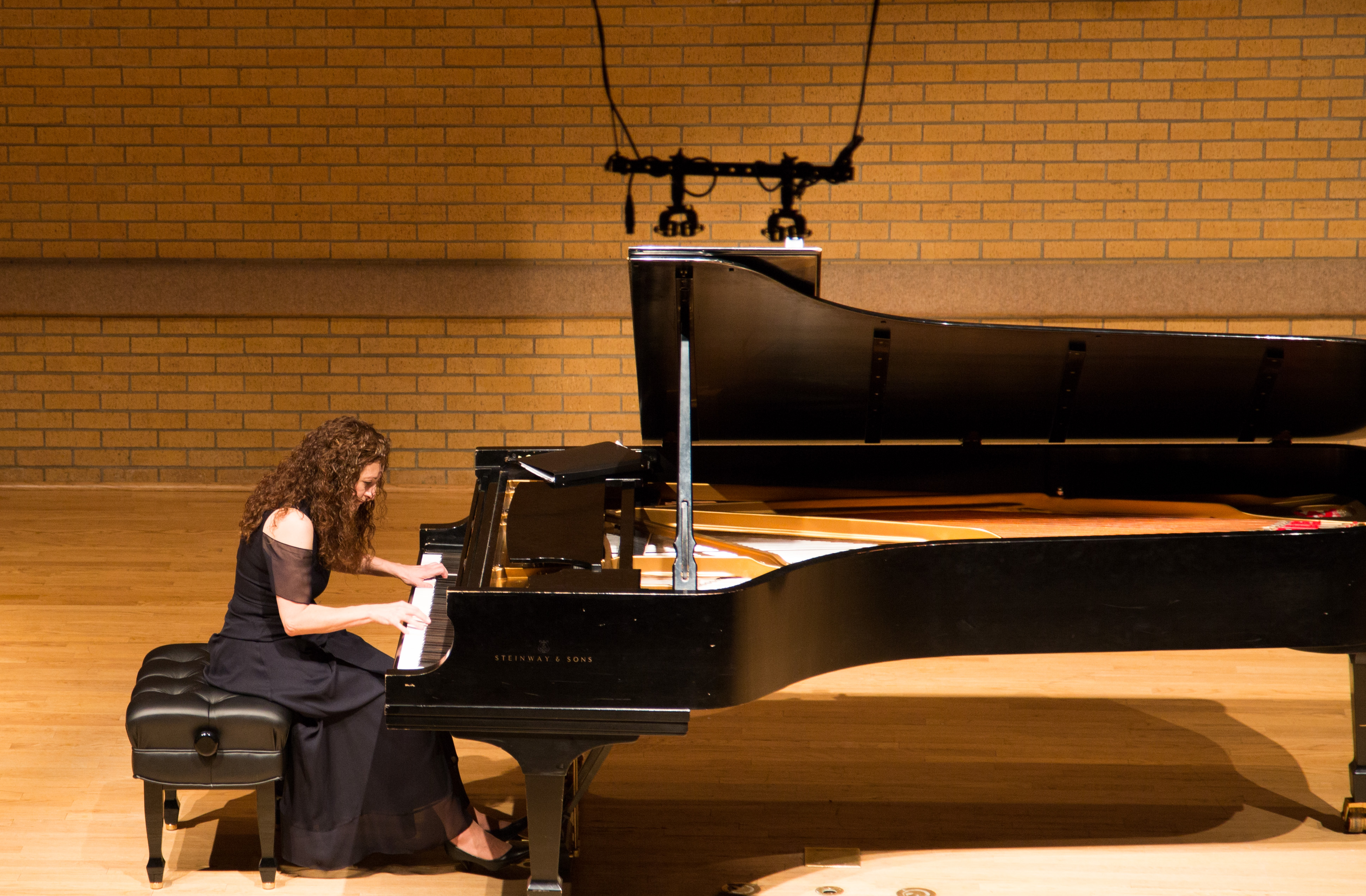 Pianist Hannah Reimann advocates for narrower pianos to help those with small hands - Vimarsana News