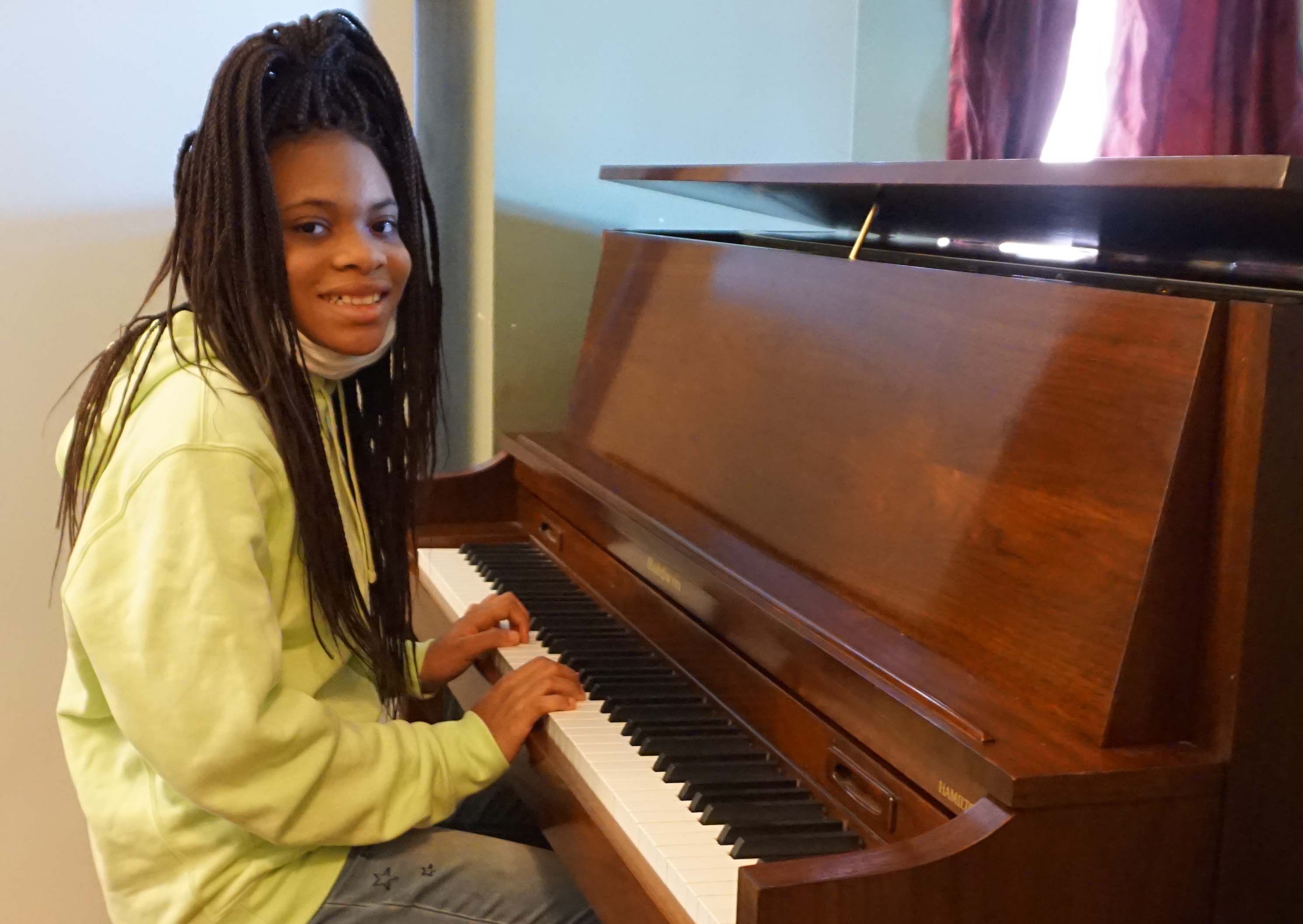 Pianos For People's 300th Donation — A Baldwin From Ballwin — Finds Eager Young Player In St. Louis - Vimarsana News