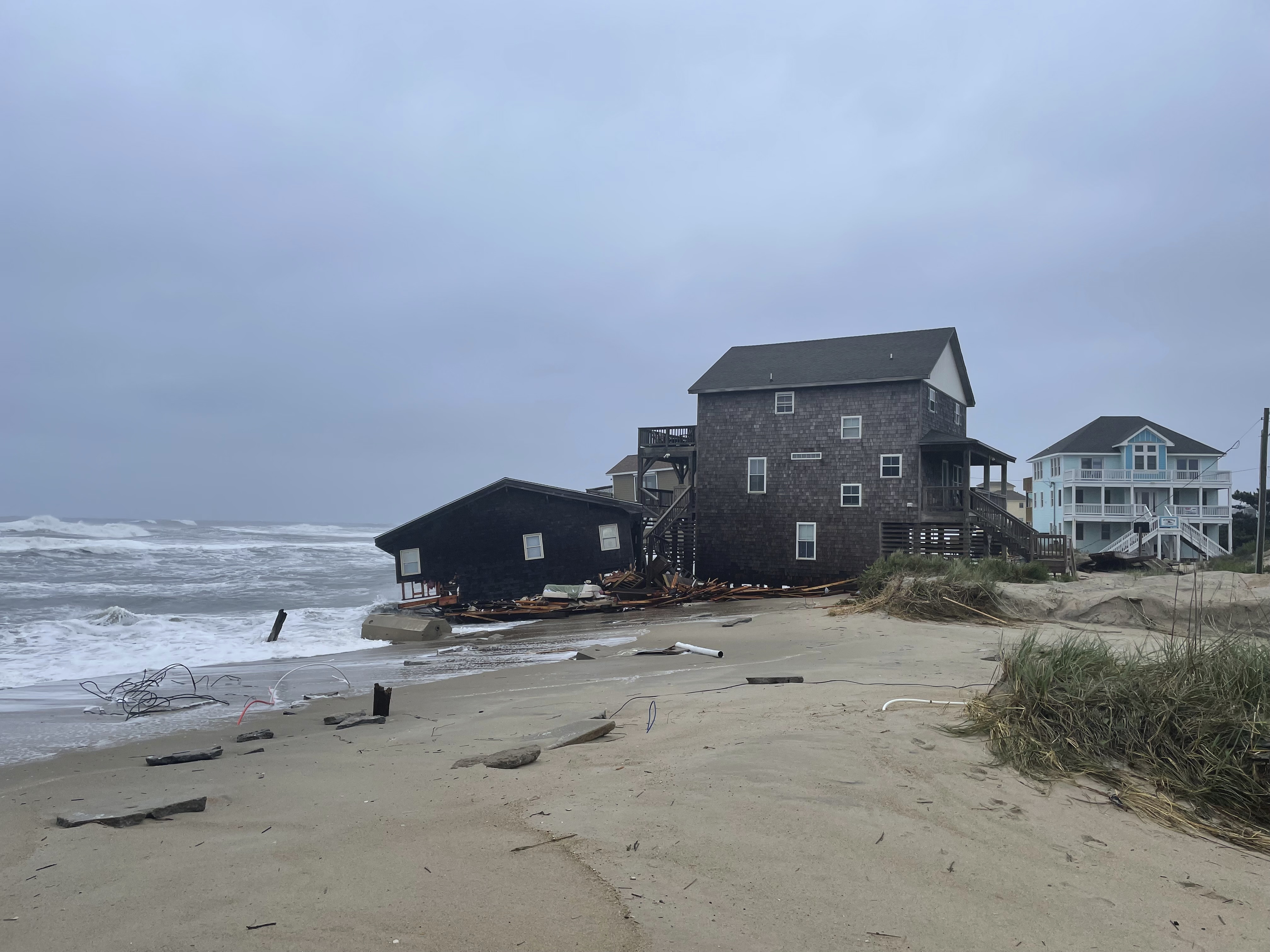 A 6th house has collapsed into the Atlantic Ocean along North Carolina's Outer Banks - Vimarsana News