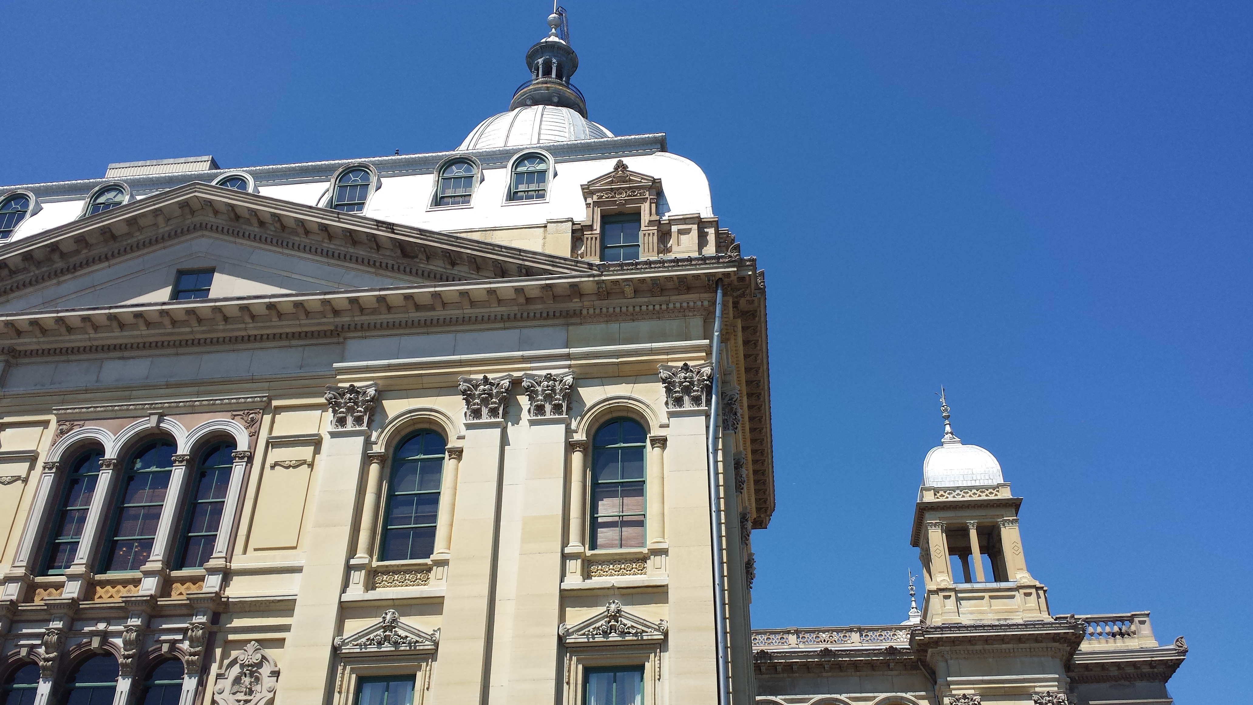 Illinois House members pass hundreds of bills onto the Senate - Vimarsana News